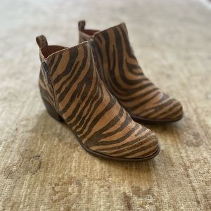 Lucky Brand Basel Natural Tiger Print Low Cut  Almond-Toe Ankle Booties, Size 5